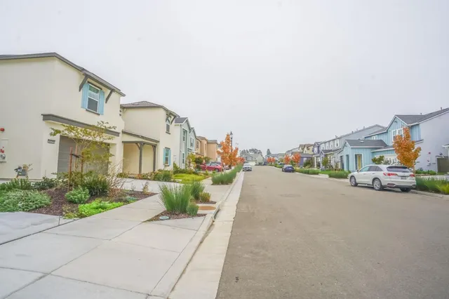 a view of an house with backyard and swimming pool