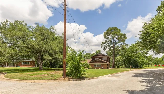 $325,000 | 910 Briar Cliff Drive, Bryan, TX 77802