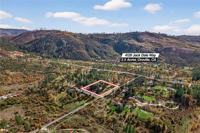 a view of a houses with a yard