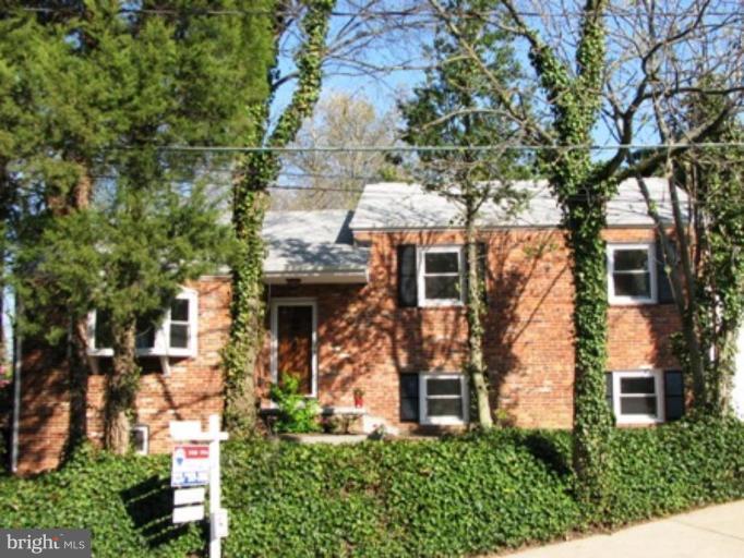 3713 North Glebe Road Arlington, VA 22207 - Photo 2 of 30 front view of a house with a tree