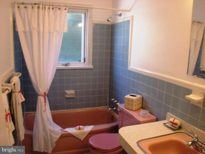 3713 North Glebe Road Arlington, VA 22207 - Photo 21 of 30 a bathroom with a sink and bathtub with toilet