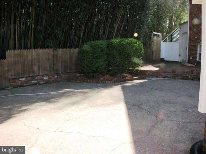 3713 North Glebe Road Arlington, VA 22207 - Photo 5 of 30 a view of a backyard