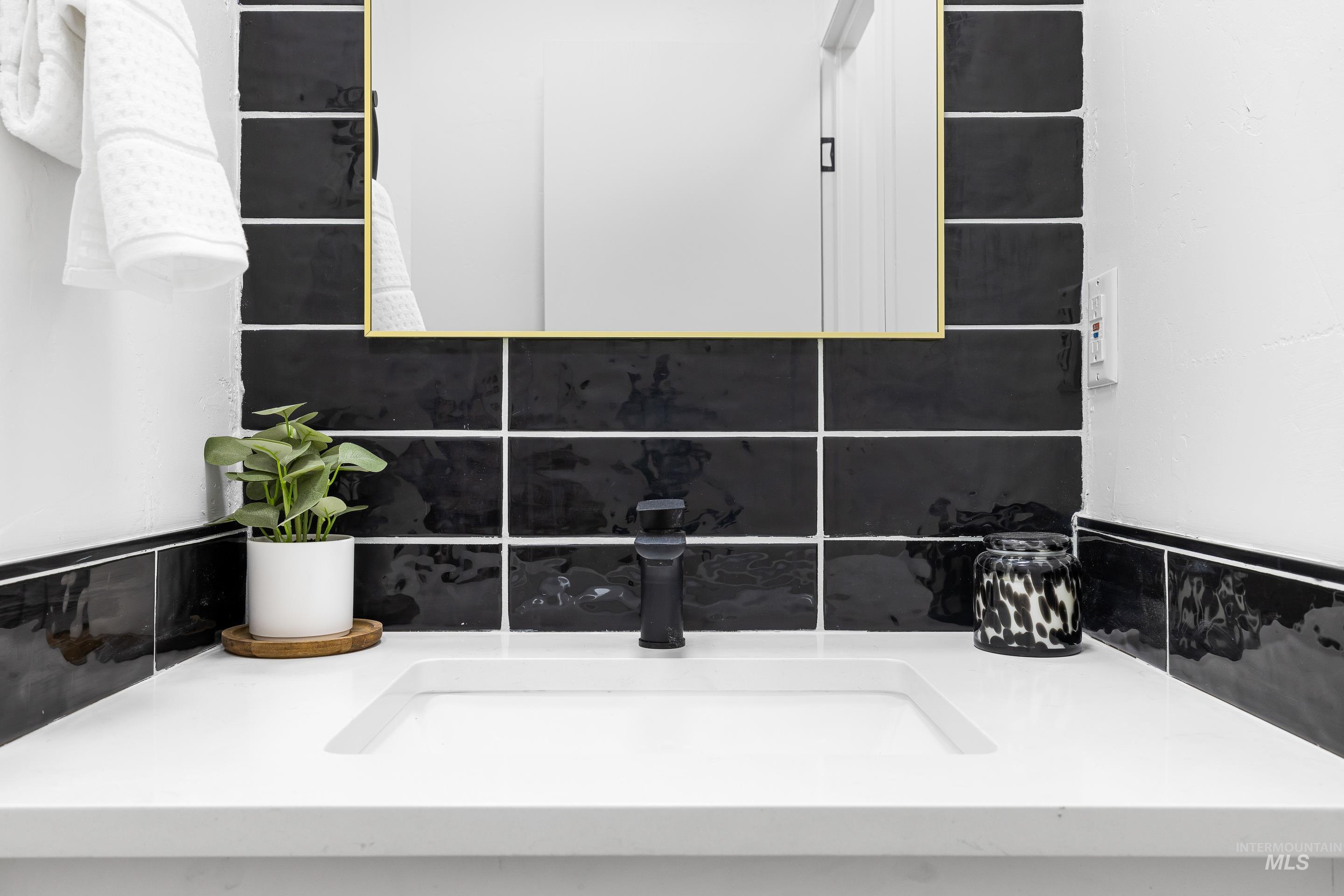 10014 Dewitt Lane Boise, ID 83704 - Photo 40 of 50 Bathroom featuring backsplash and a sink