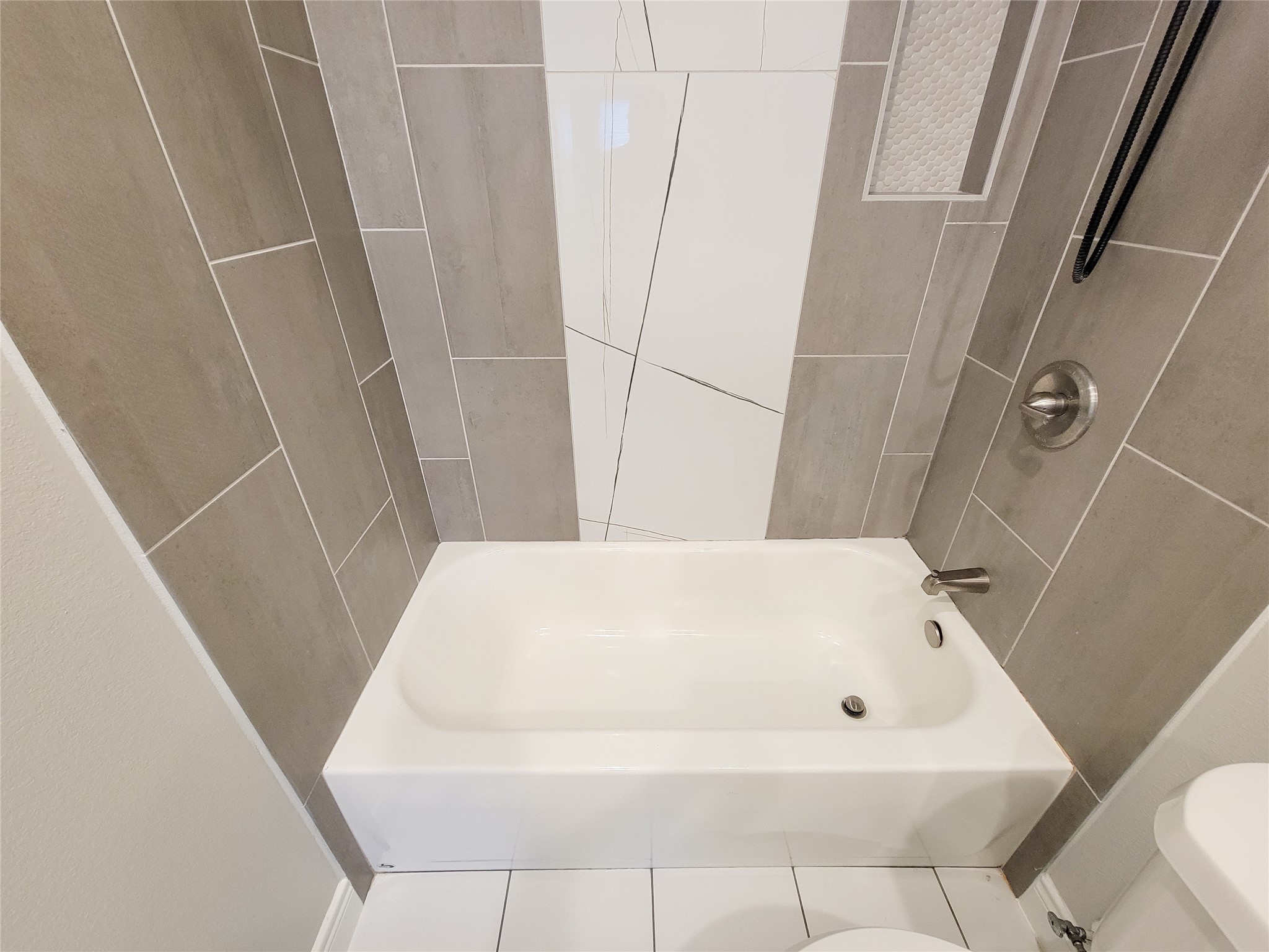 216 West Live Oak Street Angleton, TX 77515 - Photo 21 of 40 a bathroom with a bathtub