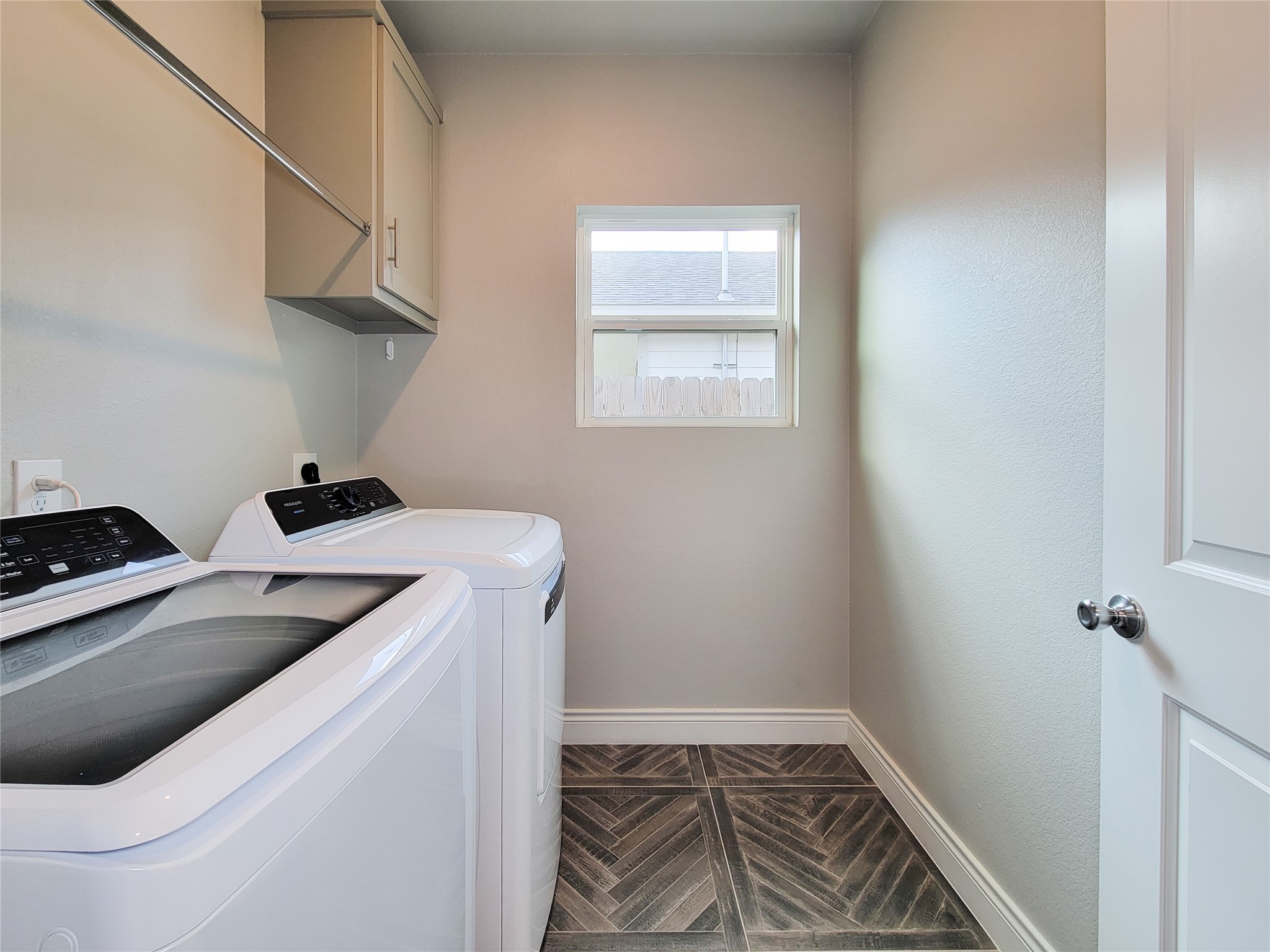 216 West Live Oak Street Angleton, TX 77515 - Photo 33 of 40 a utility room with dryer and washer
