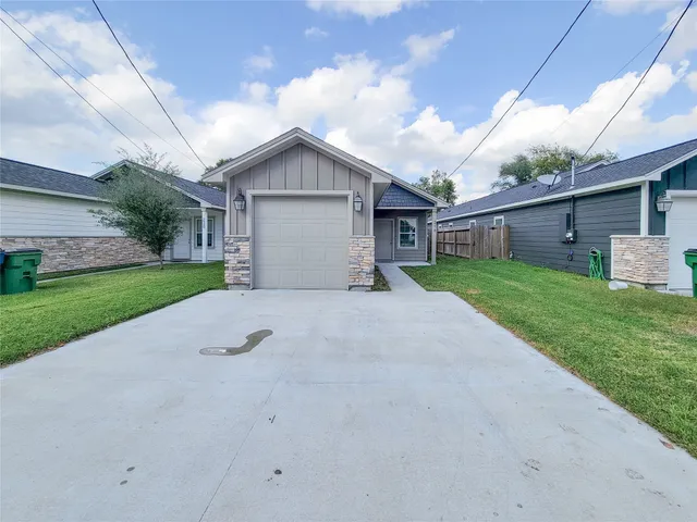 $1,850 | 216 West Live Oak Street, Angleton, TX 77515