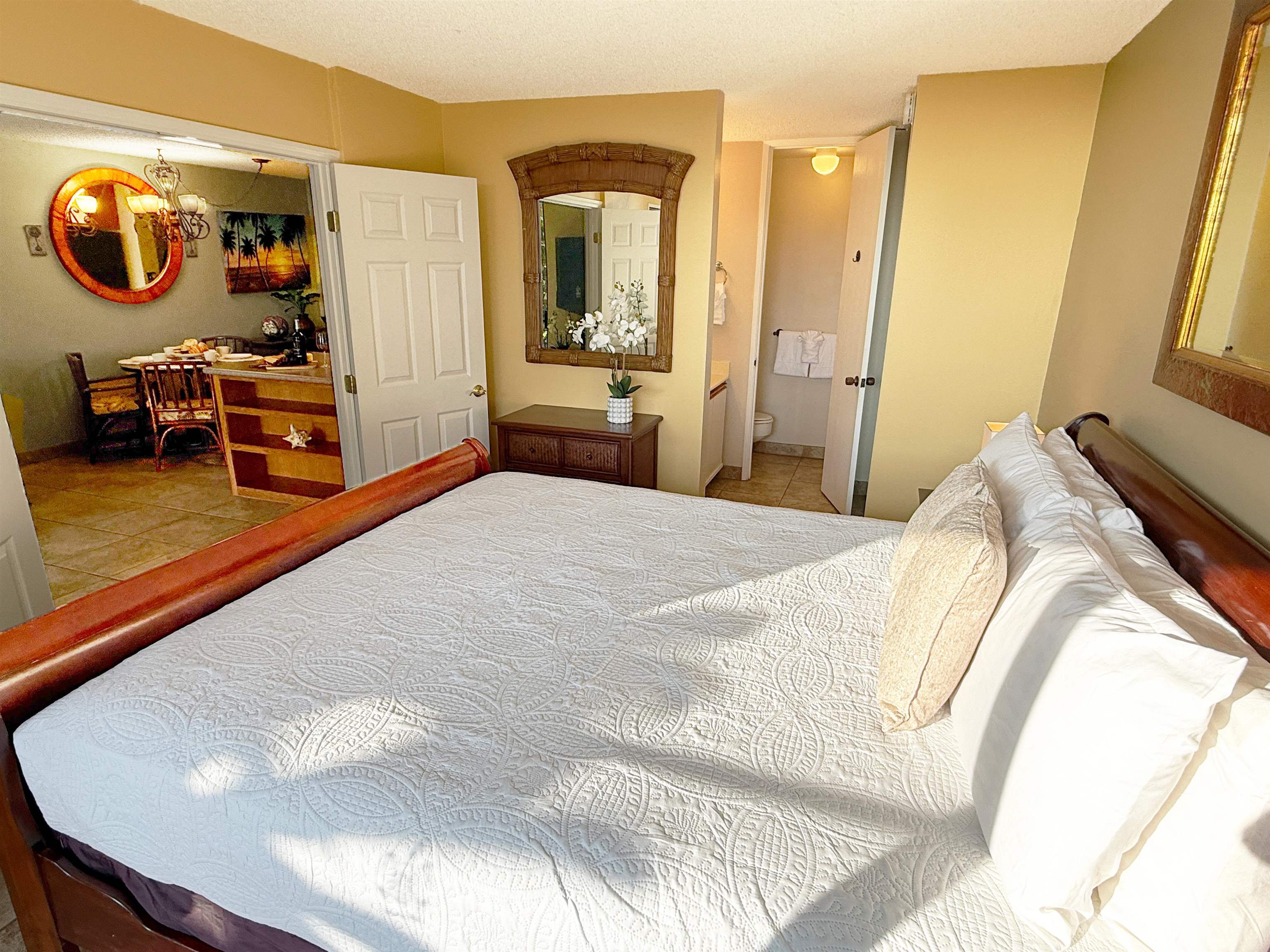 938 South Kihei Road, Unit 109 Kihei, HI 96753 - Photo 7 of 30 a bed room with a bed