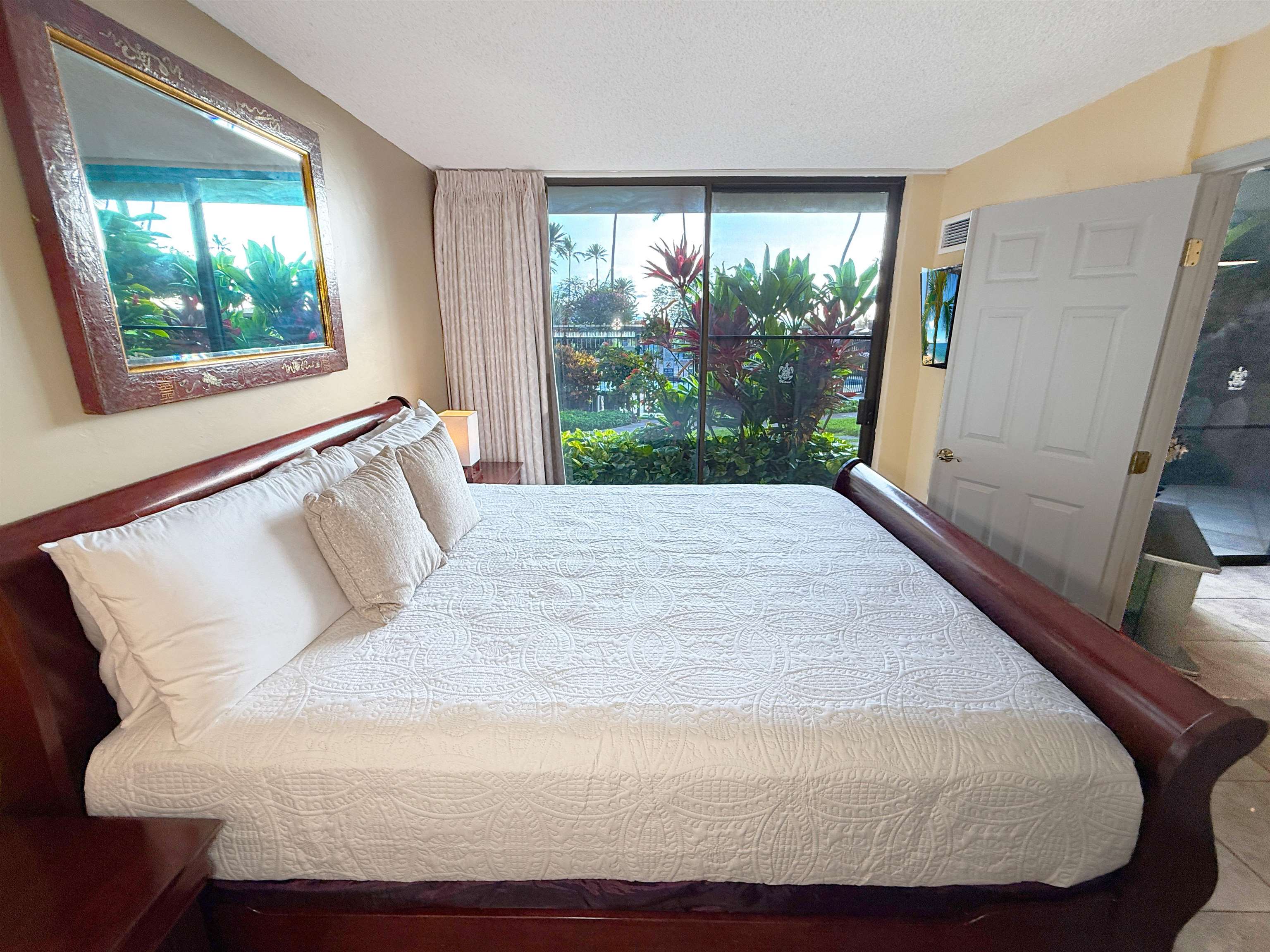 938 South Kihei Road, Unit 109 Kihei, HI 96753 - Photo 8 of 30 a bed sitting in a bedroom next to a window