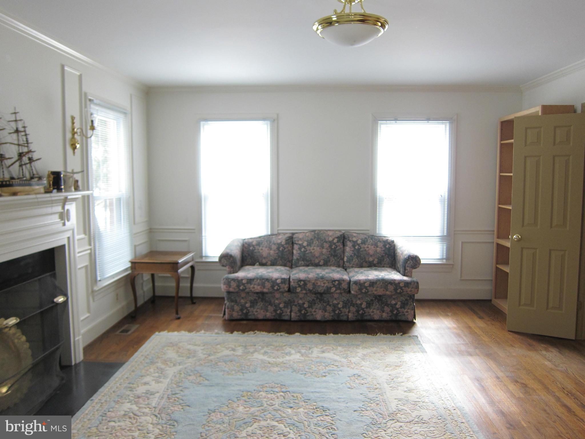 54 Redding Ridge Drive Gaithersburg, MD 20878 - Photo 4 of 29 Living Room
