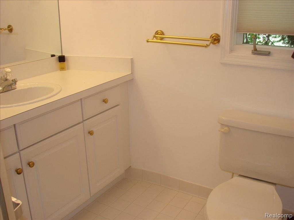 5898 Dawn Ridge Drive, Unit 101 Troy, MI 48098 - Photo 10 of 18 Master Bath