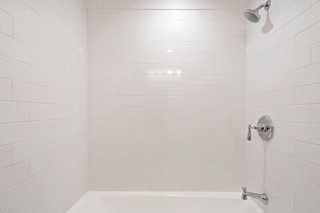 130 Fulton Street, Unit 16 Boston, MA 02109 - Photo 13 of 22 a bathroom with a bathtub