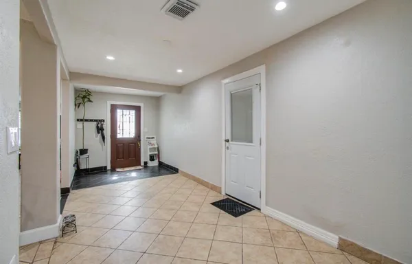 a view of a big room with closet and windows