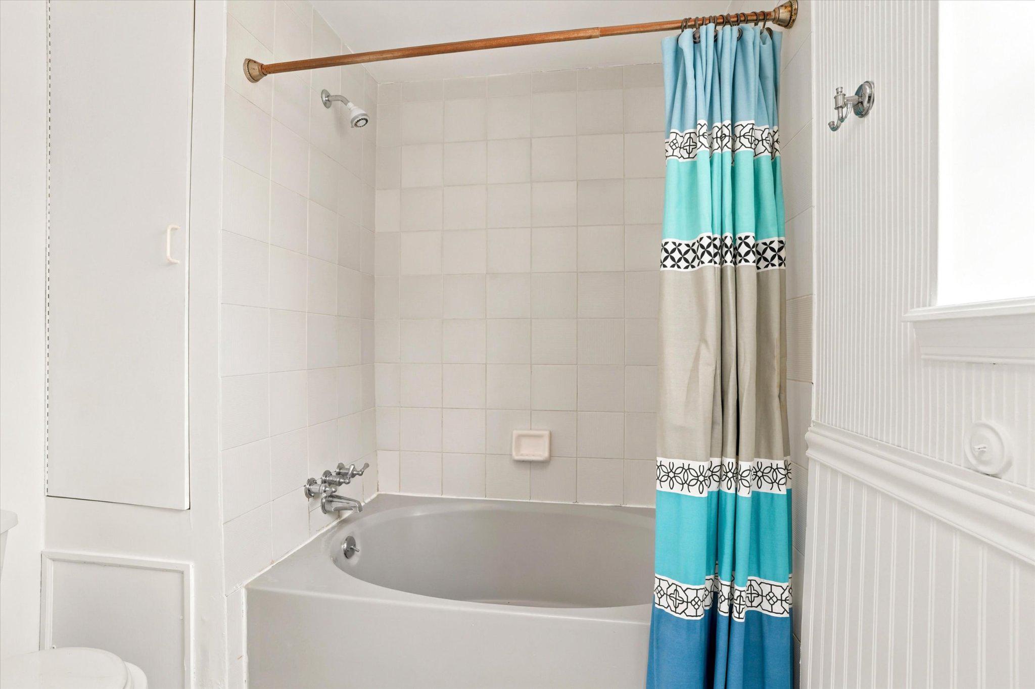 330 Monroe Street Philadelphia, PA 19147 - Photo 31 of 33 Third floor bathroom.
