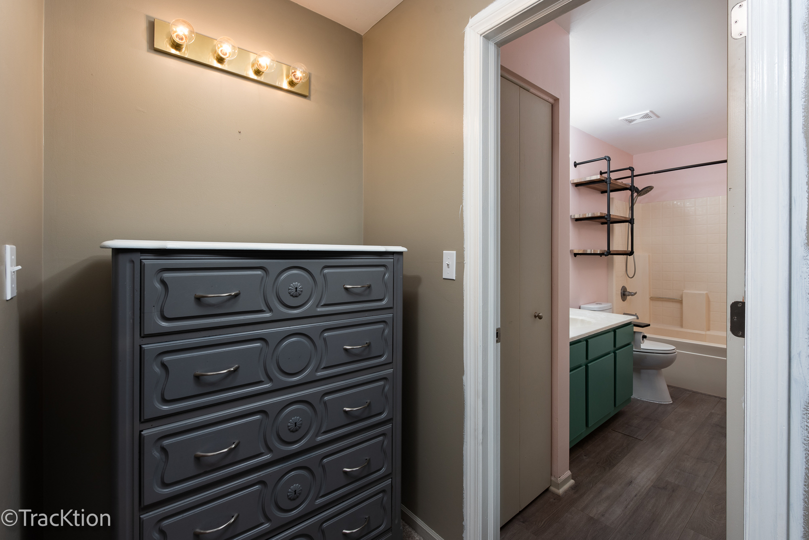 122 Creston Circle, Unit 122 Aurora, IL 60504 - Photo 14 of 22 a view of bathroom