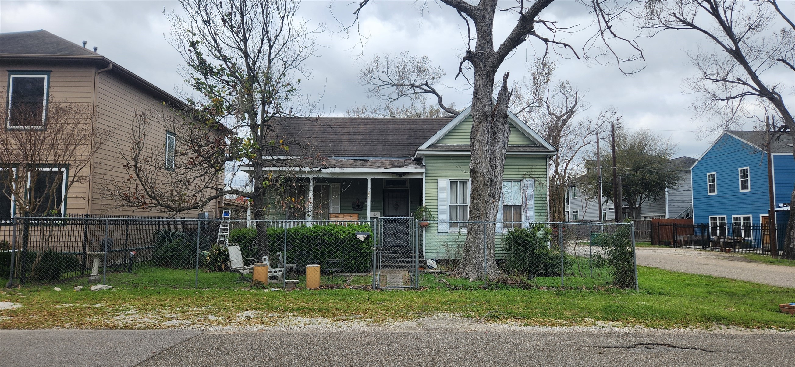 211 Tabor Street Houston, TX 77009 - Photo 4 of 11 a front view of a house with garden