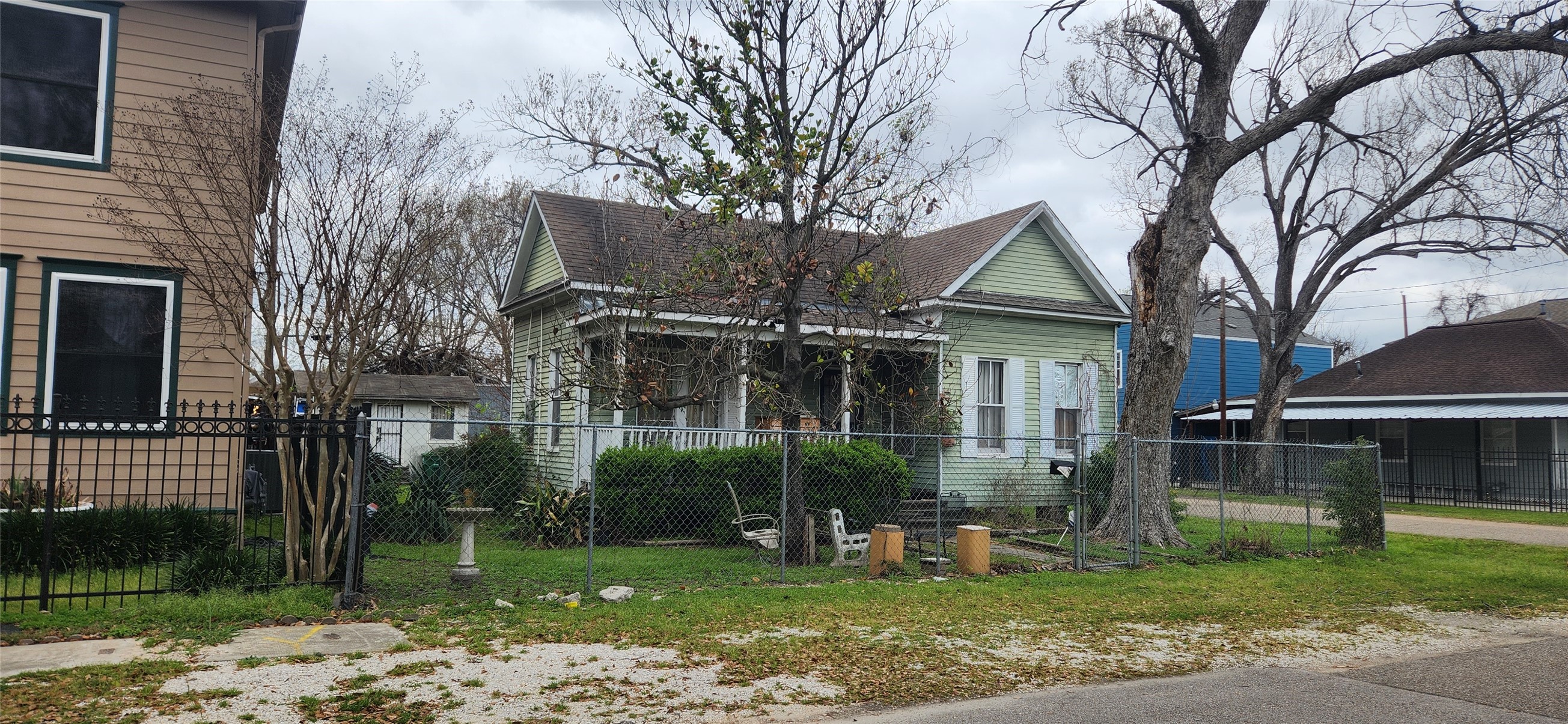 211 Tabor Street Houston, TX 77009 - Photo 5 of 11 a front view of a house with garden
