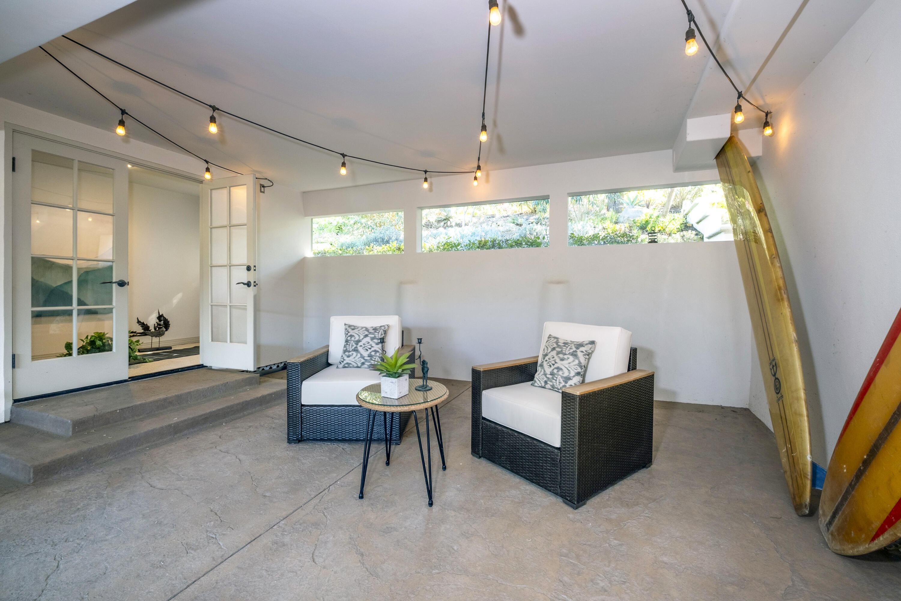 985 Monte Drive Santa Barbara, CA 93110 - Photo 20 of 29 a living room with furniture and a table