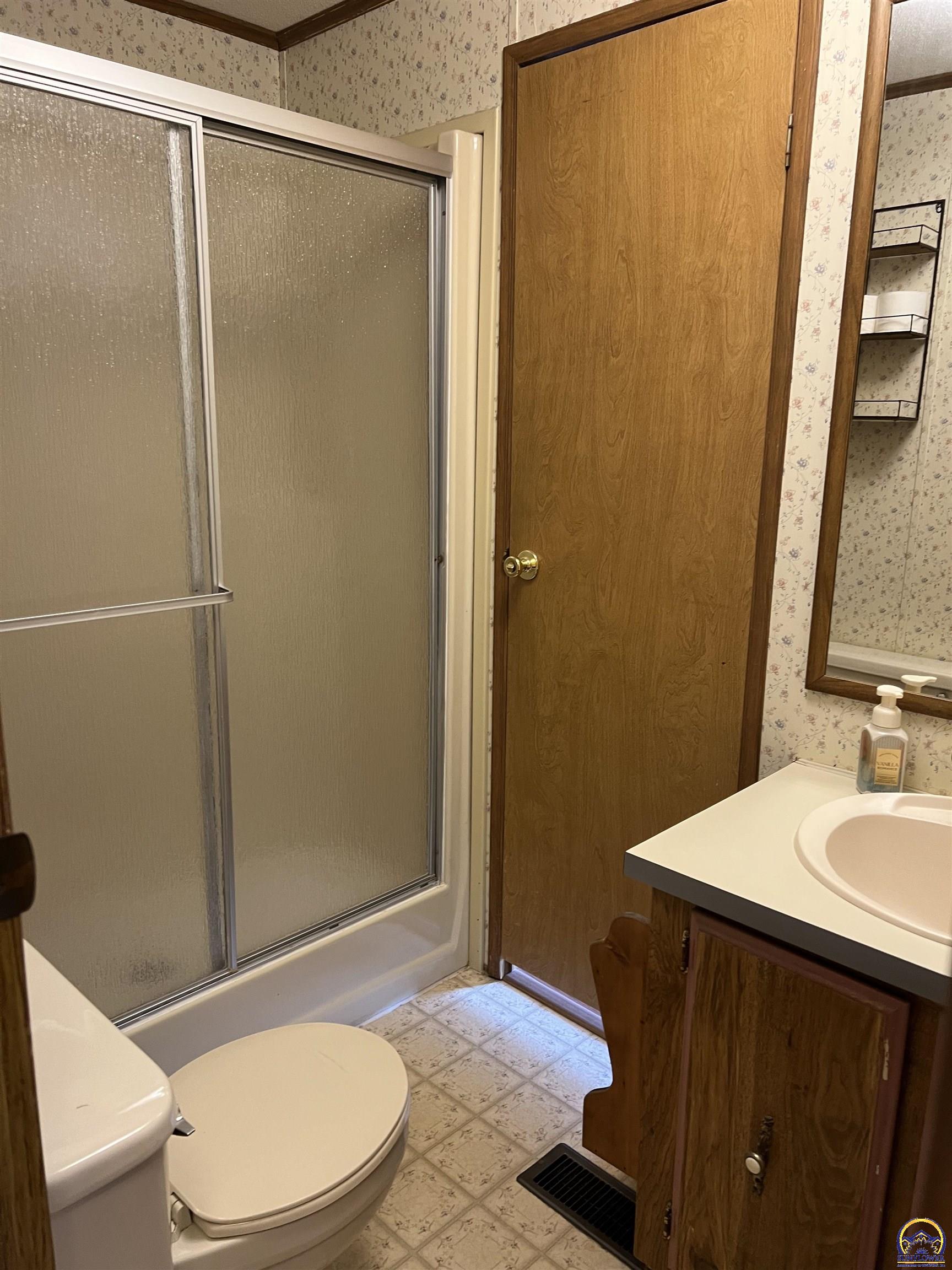 1015 Southeast Shawnee Heights Road Tecumseh, KS 66542 - Photo 16 of 23 2nd Bathroom