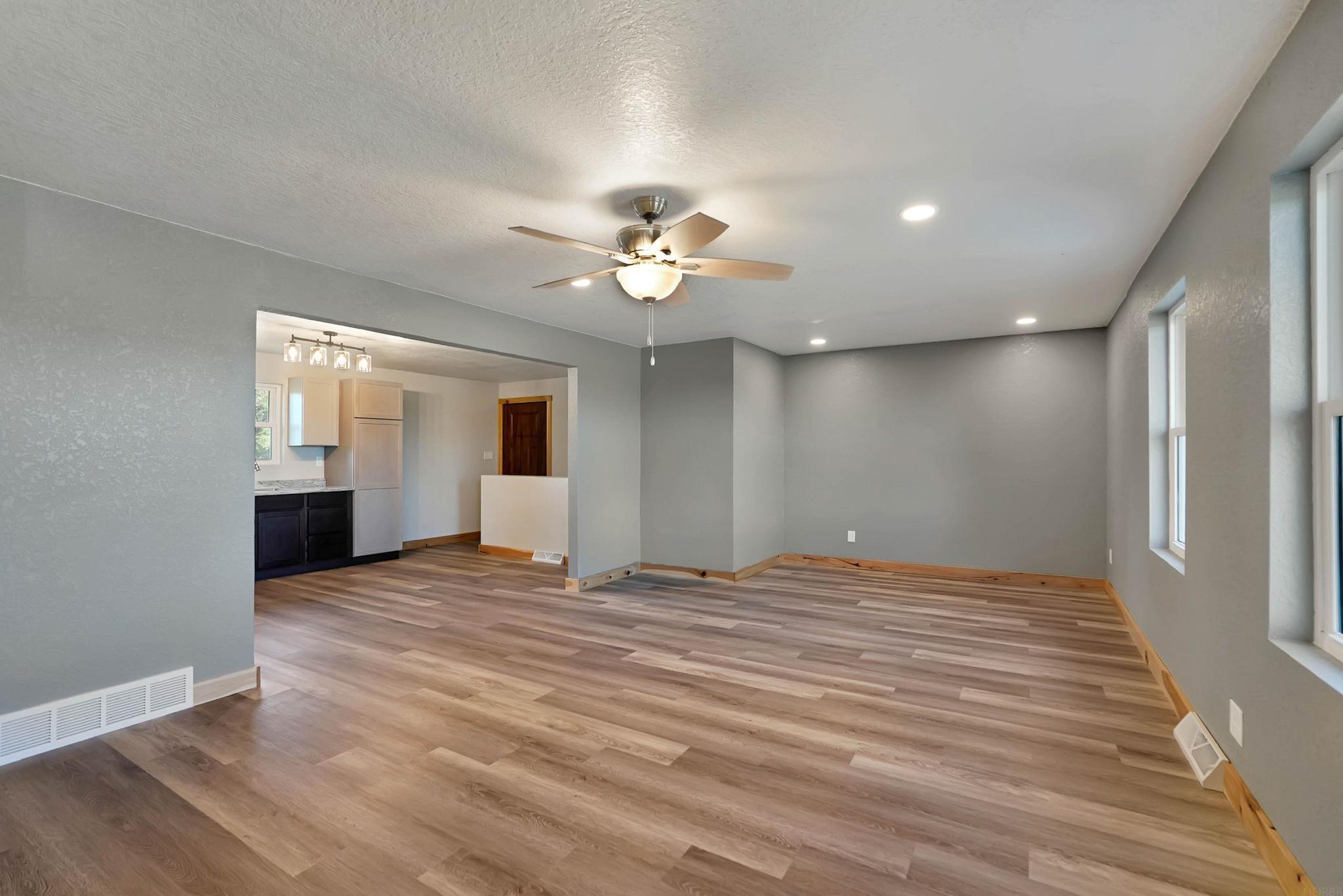 1634 11th Street Waterloo, IA 50702 - Photo 4 of 43 Gallery Image 4