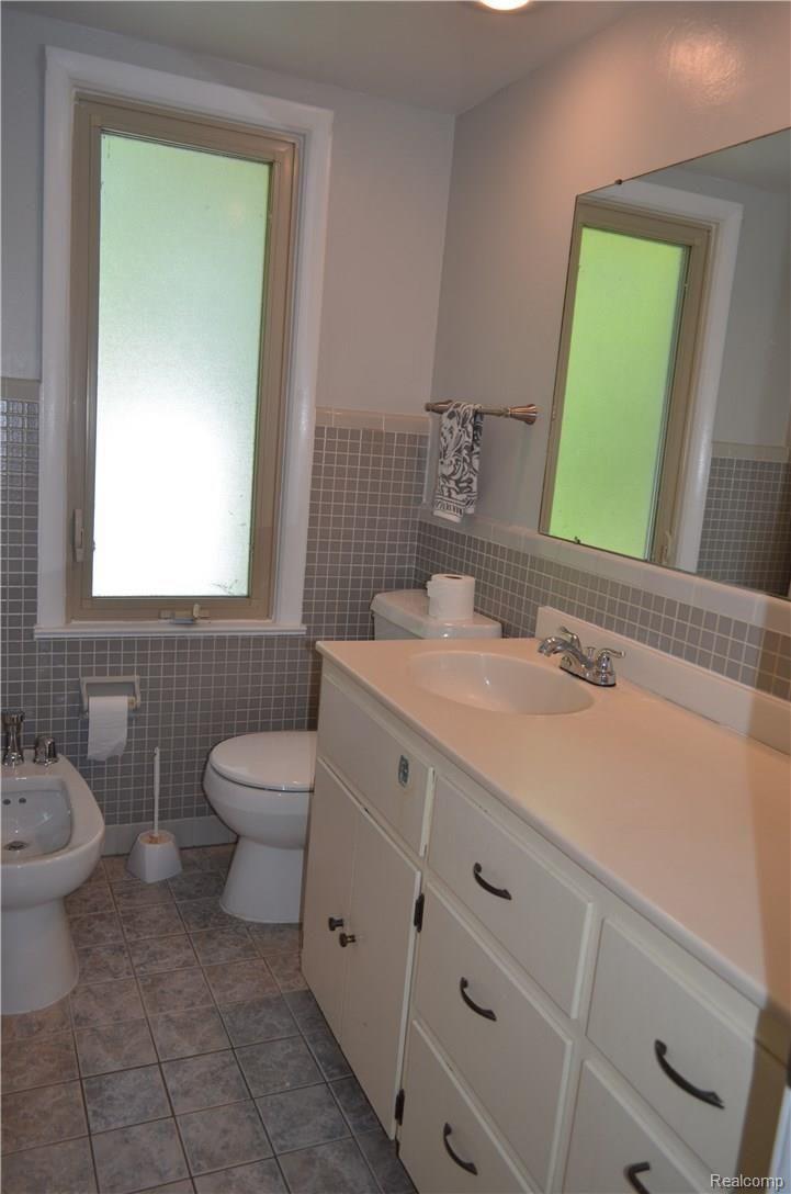 390 Maplehill Road Rochester, MI 48306 - Photo 18 of 31 FULL BATHROOM