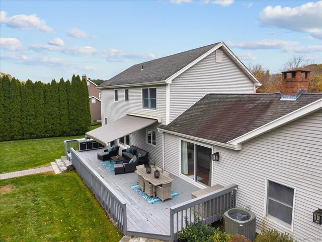 a view of a house with backyard
