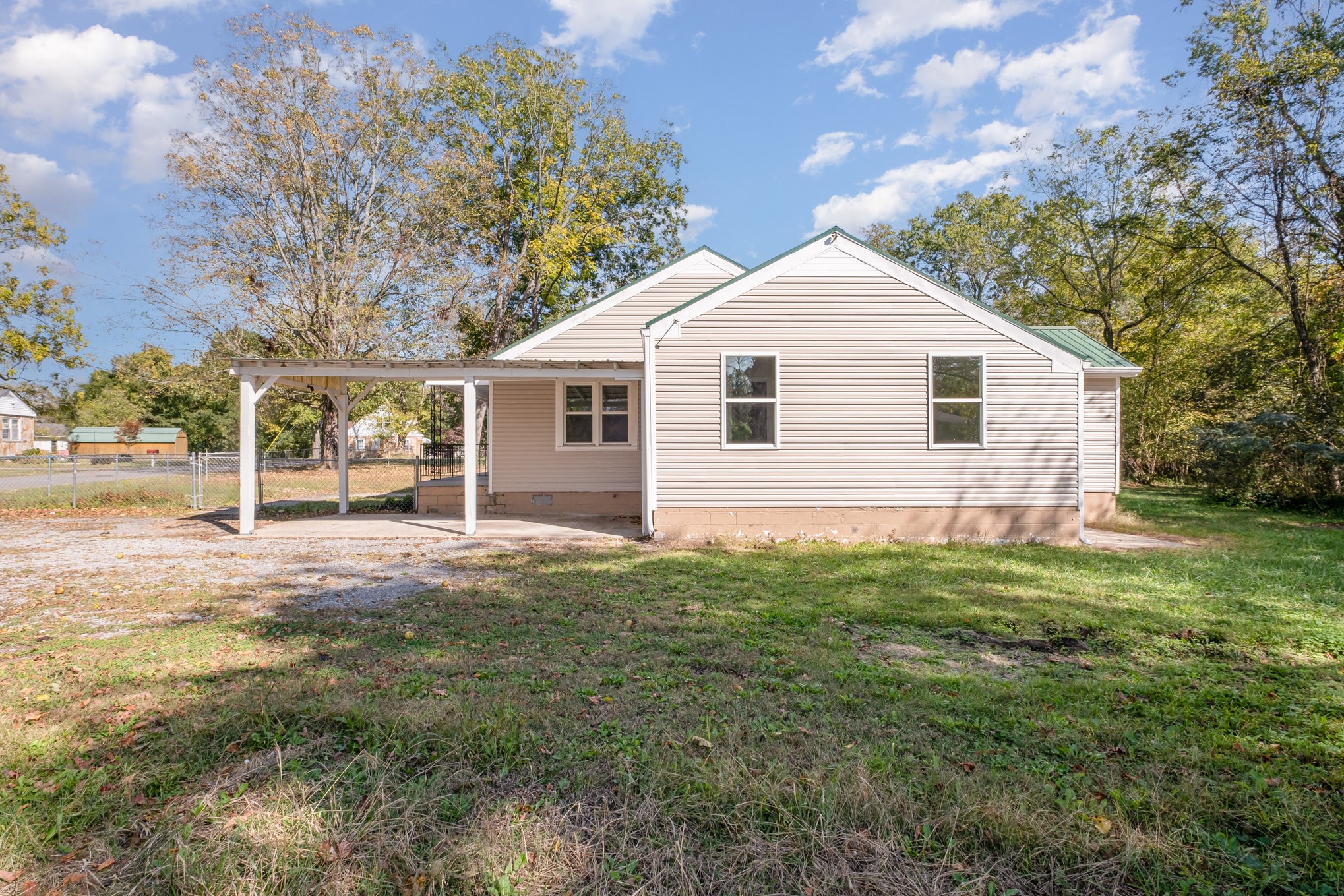 417 West Coffee Street Tullahoma, TN 37388 - Photo 27 of 34 a view of a backyard of the house