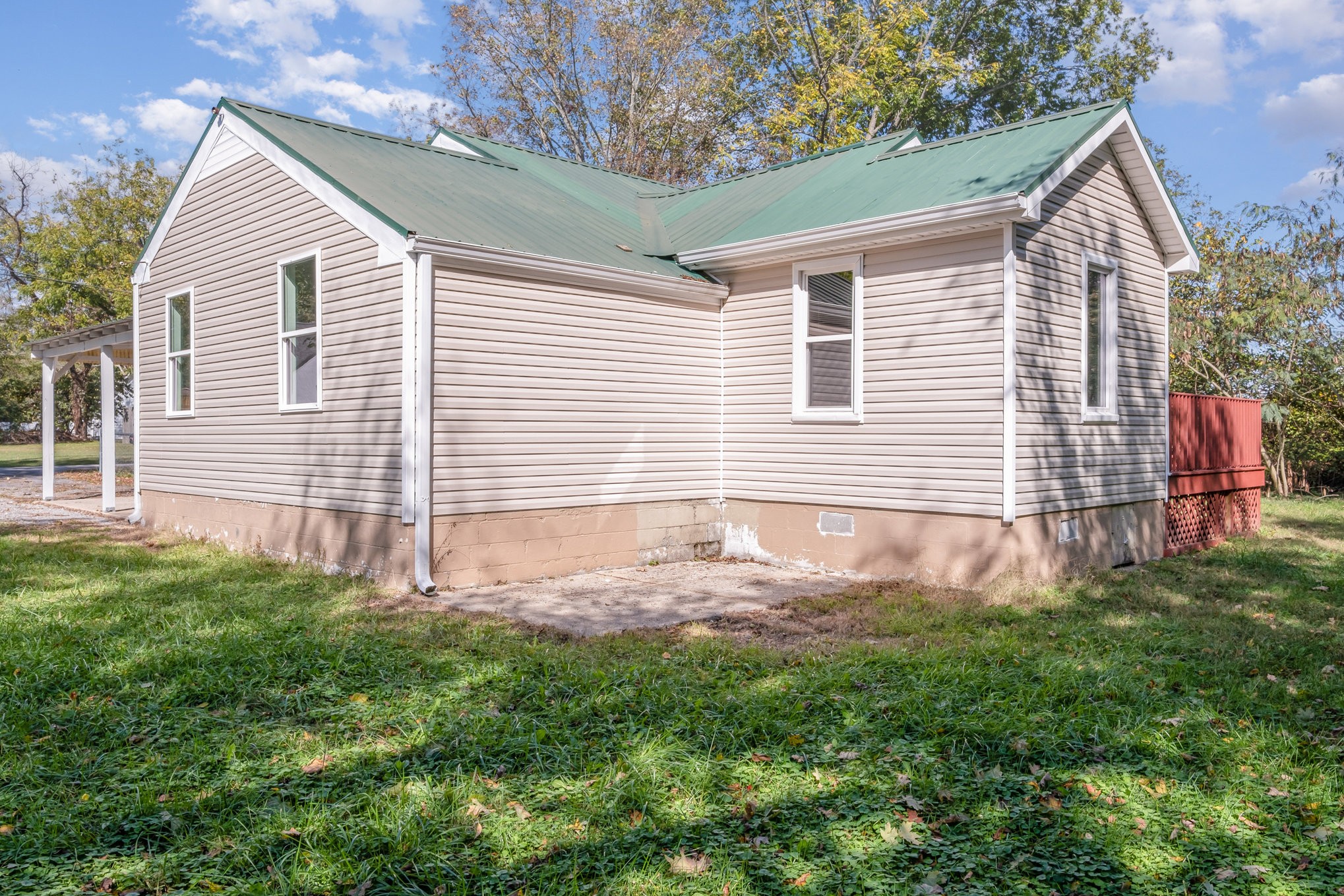 417 West Coffee Street Tullahoma, TN 37388 - Photo 29 of 34 a view of a backyard with plants and large tree