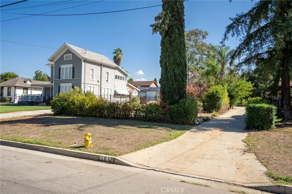 0 West Palm Redlands, CA 92373 - Photo 14 of 25 a front view of a house with garden