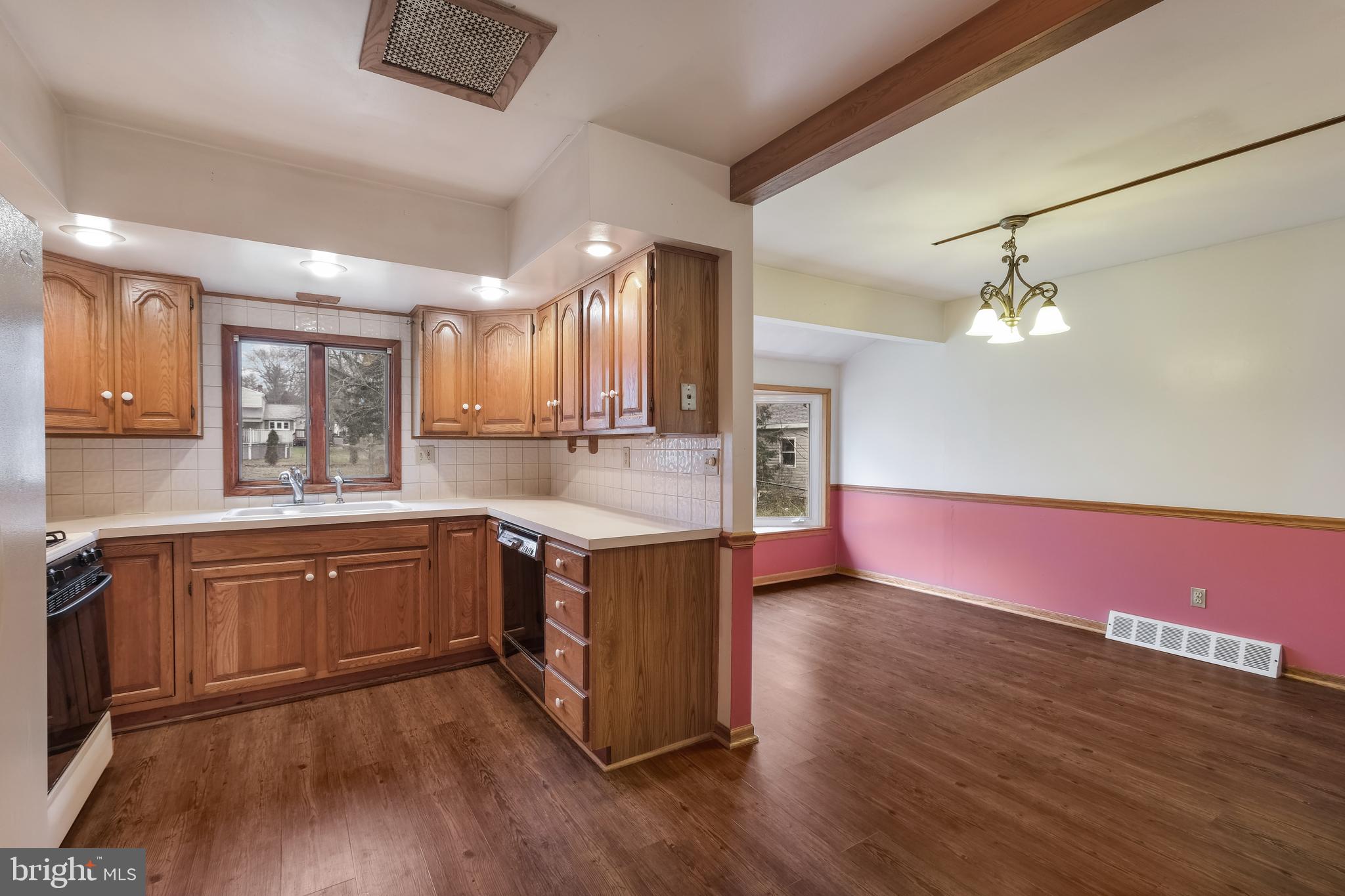 124 Cherokee Road Doylestown, PA 18901 - Photo 4 of 28 Gallery Image 4