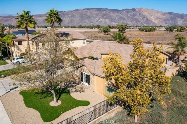 a view of a backyard with wooden floor