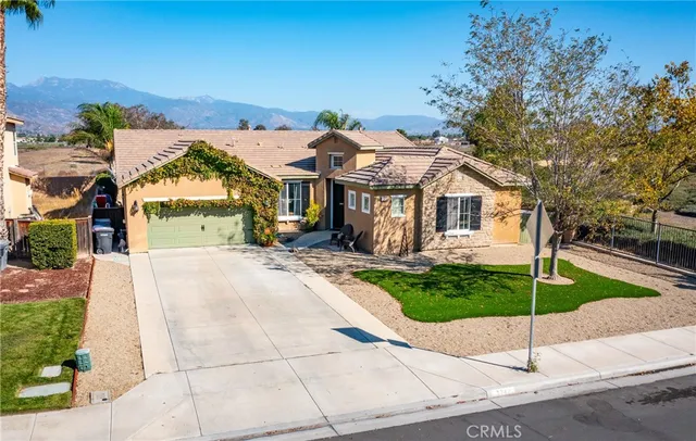 a view of residential houses with outdoor space