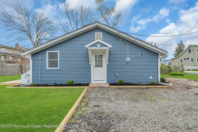 a front view of house with yard and garage