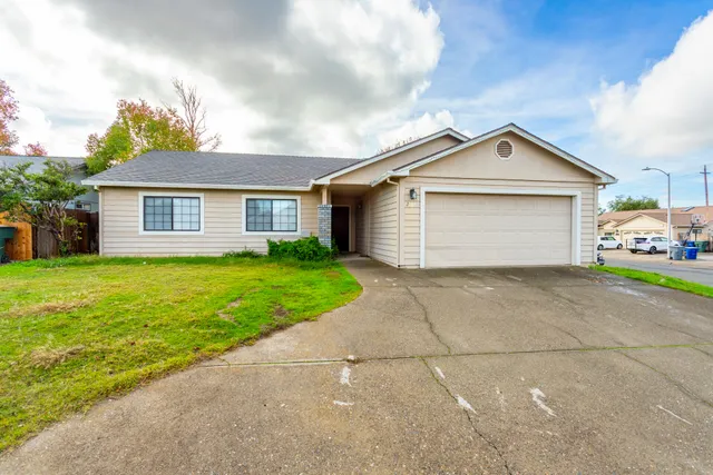 front view of house with a yard