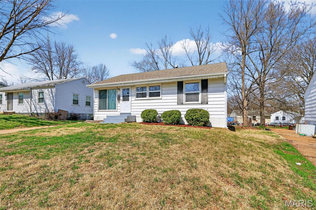 325 Lancashire Road St. Louis, MO 63137 - Photo 2 of 30 Gallery Image 2