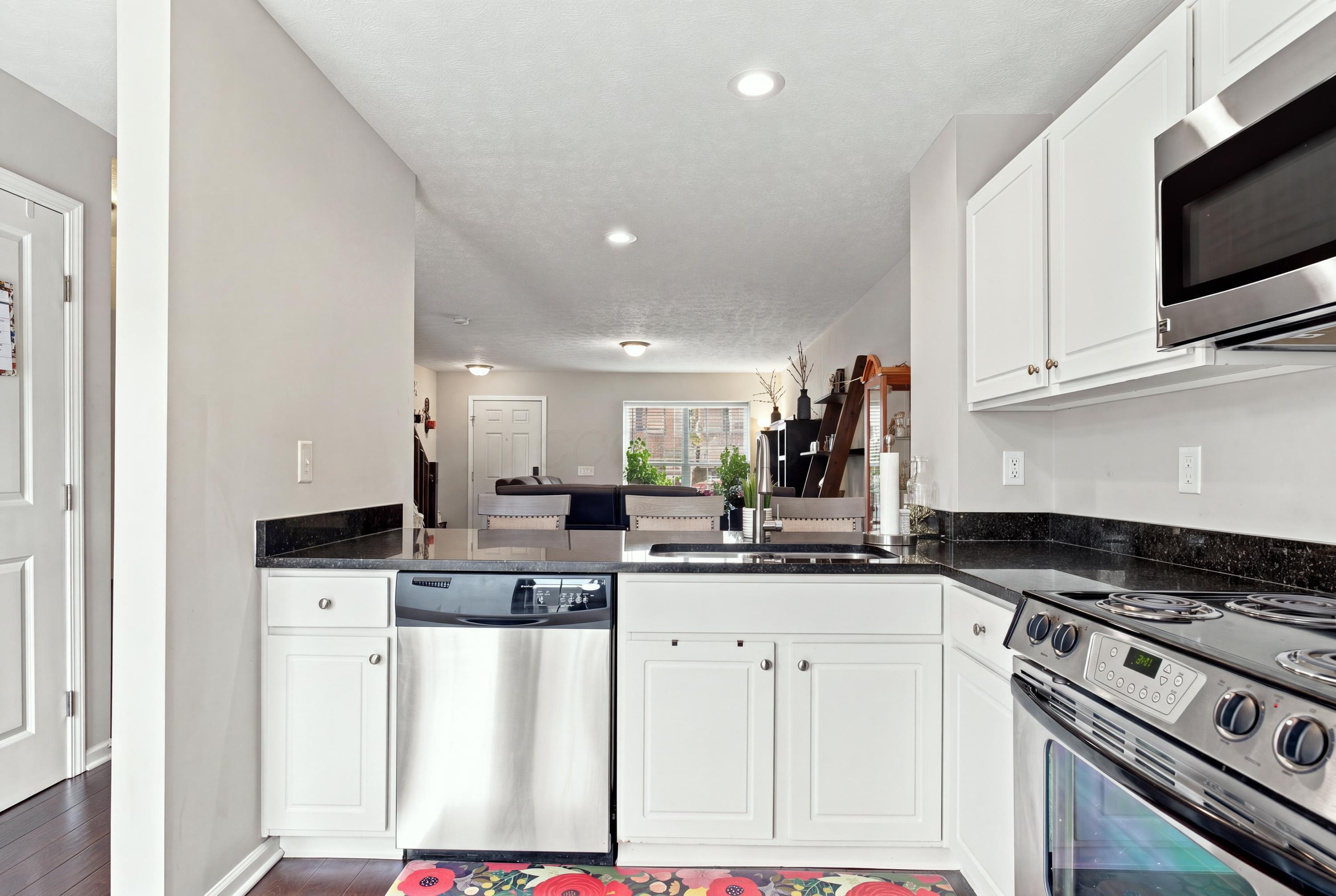 6261 Needletail Road, Unit 32 Columbus, OH 43230 - Photo 20 of 43 Kitchen