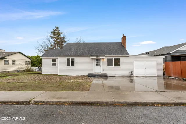 $345,000 | 109 East Hemlock Avenue, Sunnyside, WA 98944