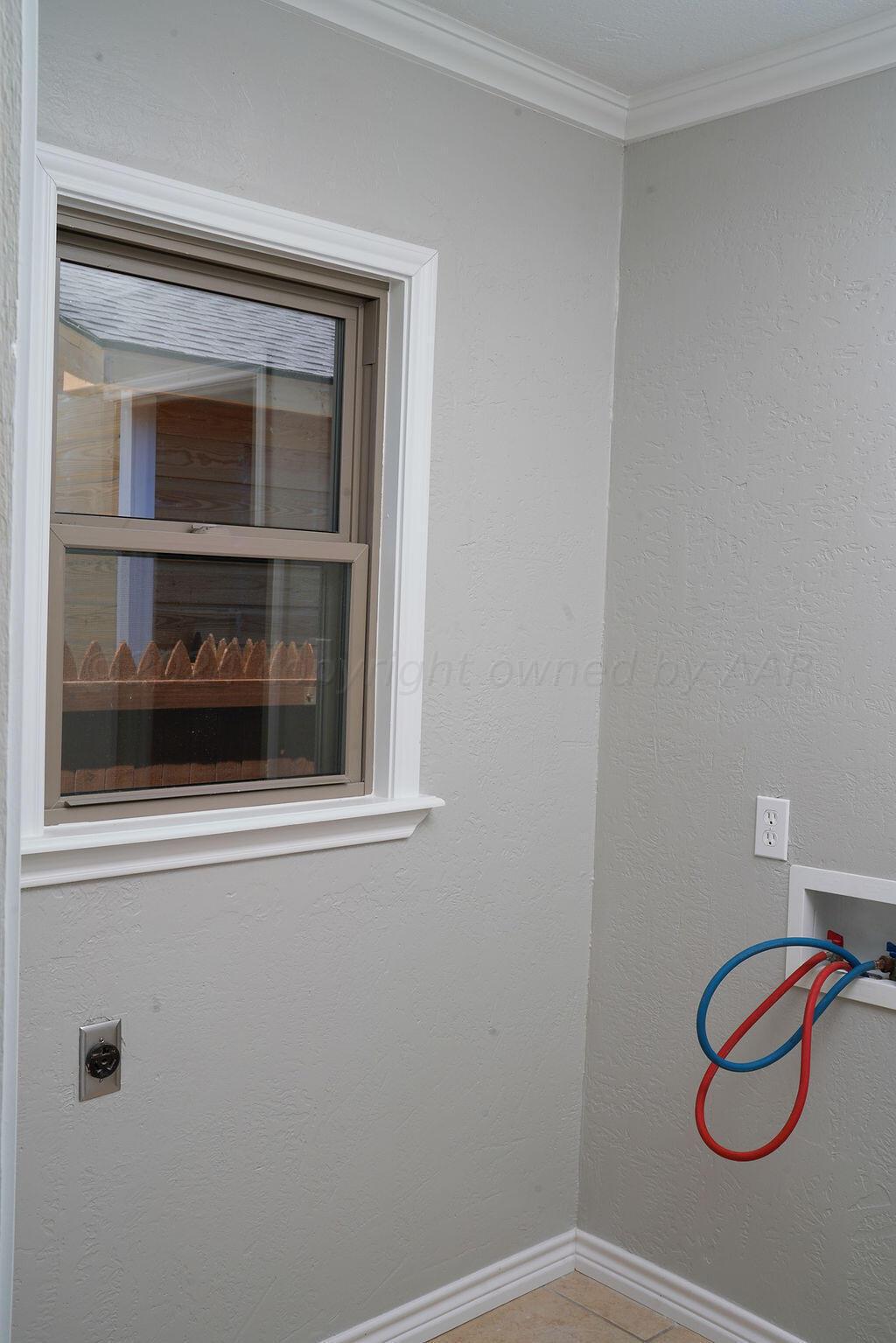 709 North Wells Street Pampa, TX 79065 - Photo 21 of 26 a view of a livingroom with washer and dryer