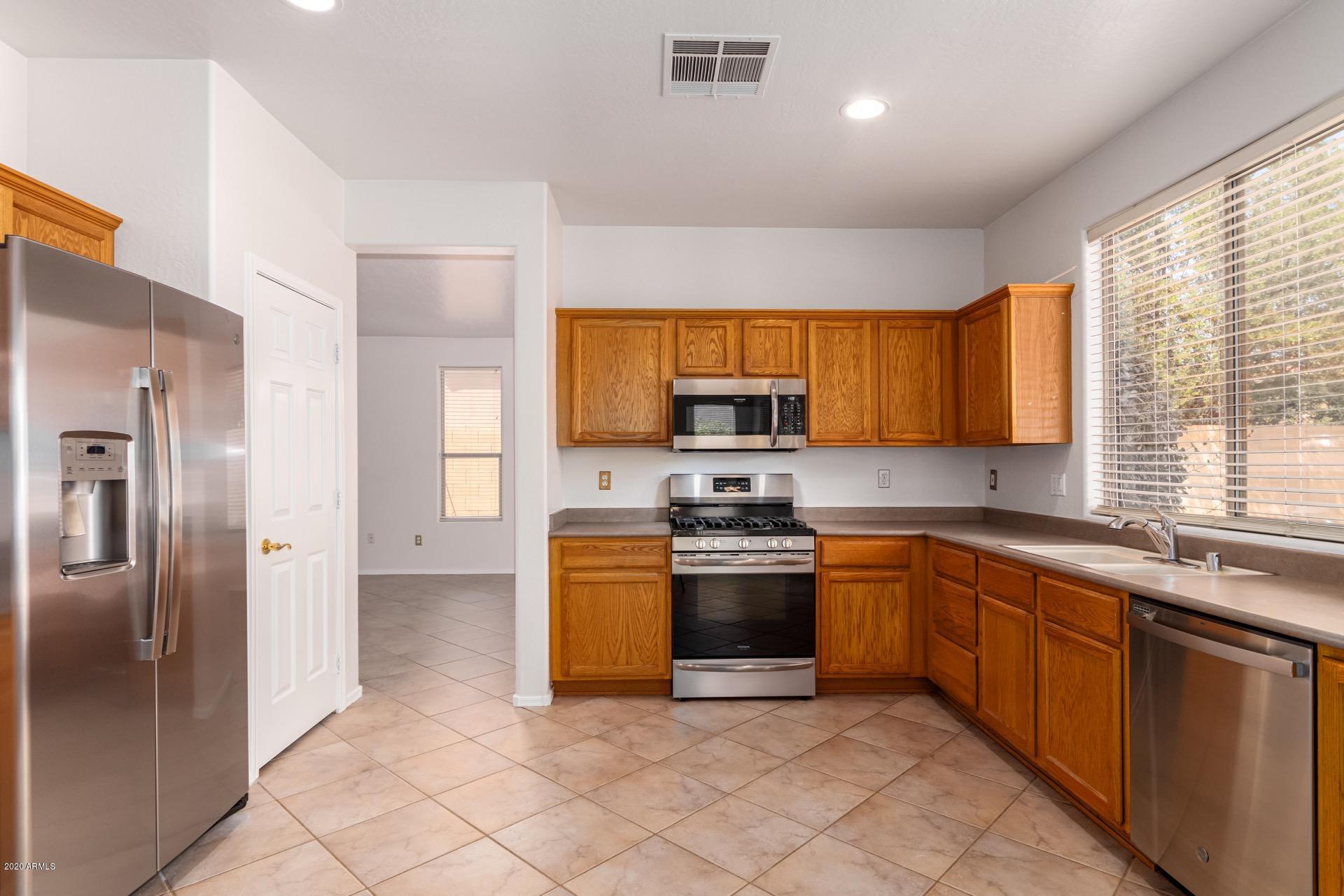 926 East Del Rio Street Gilbert, AZ 85295 - Photo 11 of 39 New Stainless Appliances