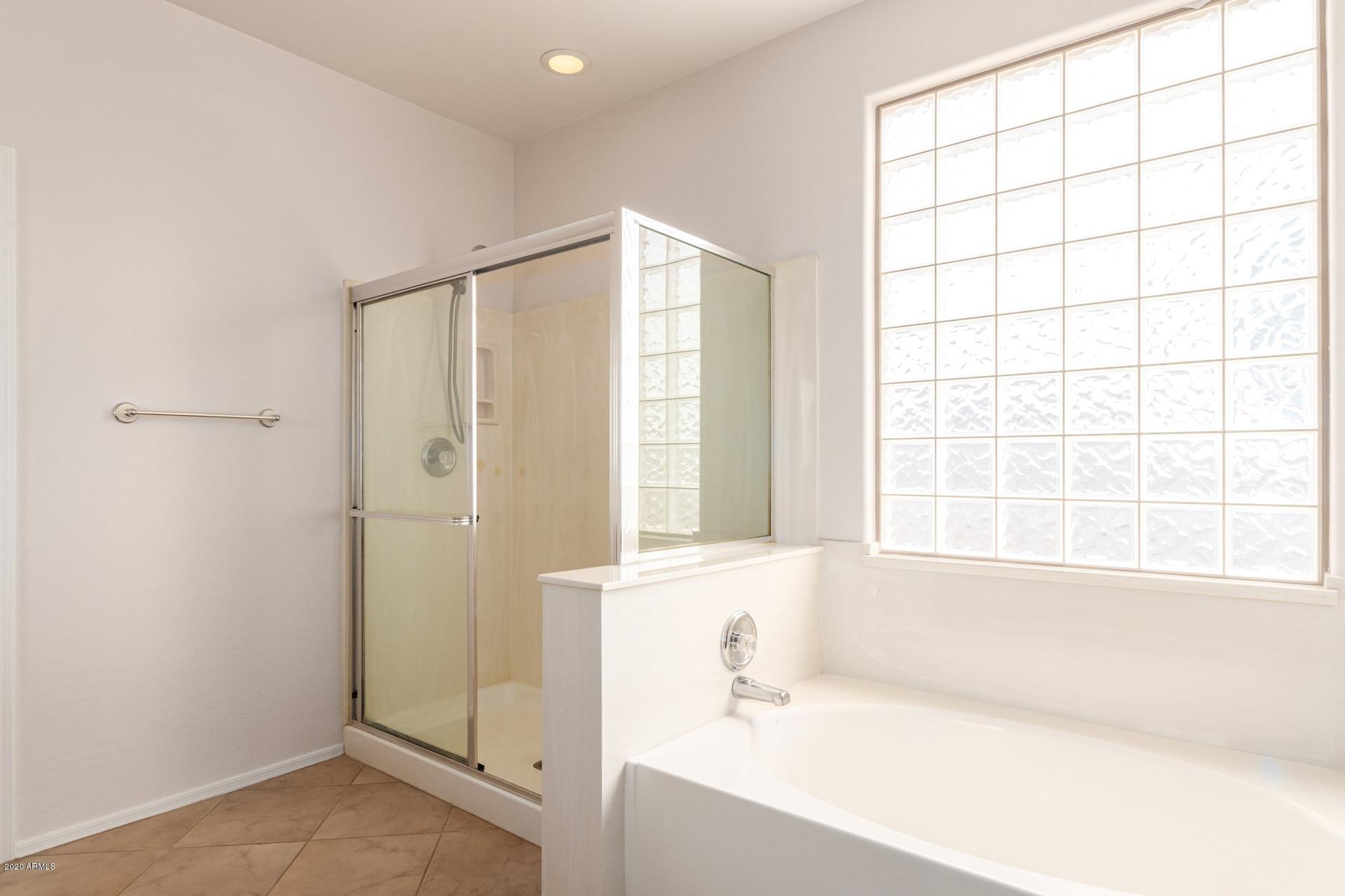 926 East Del Rio Street Gilbert, AZ 85295 - Photo 28 of 39 Separate Shower & Tub