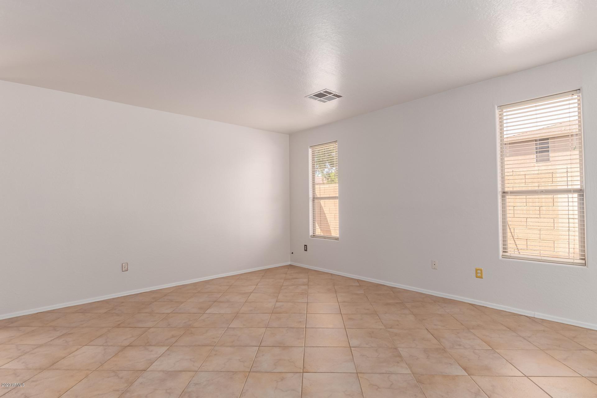 926 East Del Rio Street Gilbert, AZ 85295 - Photo 7 of 39 Living Room