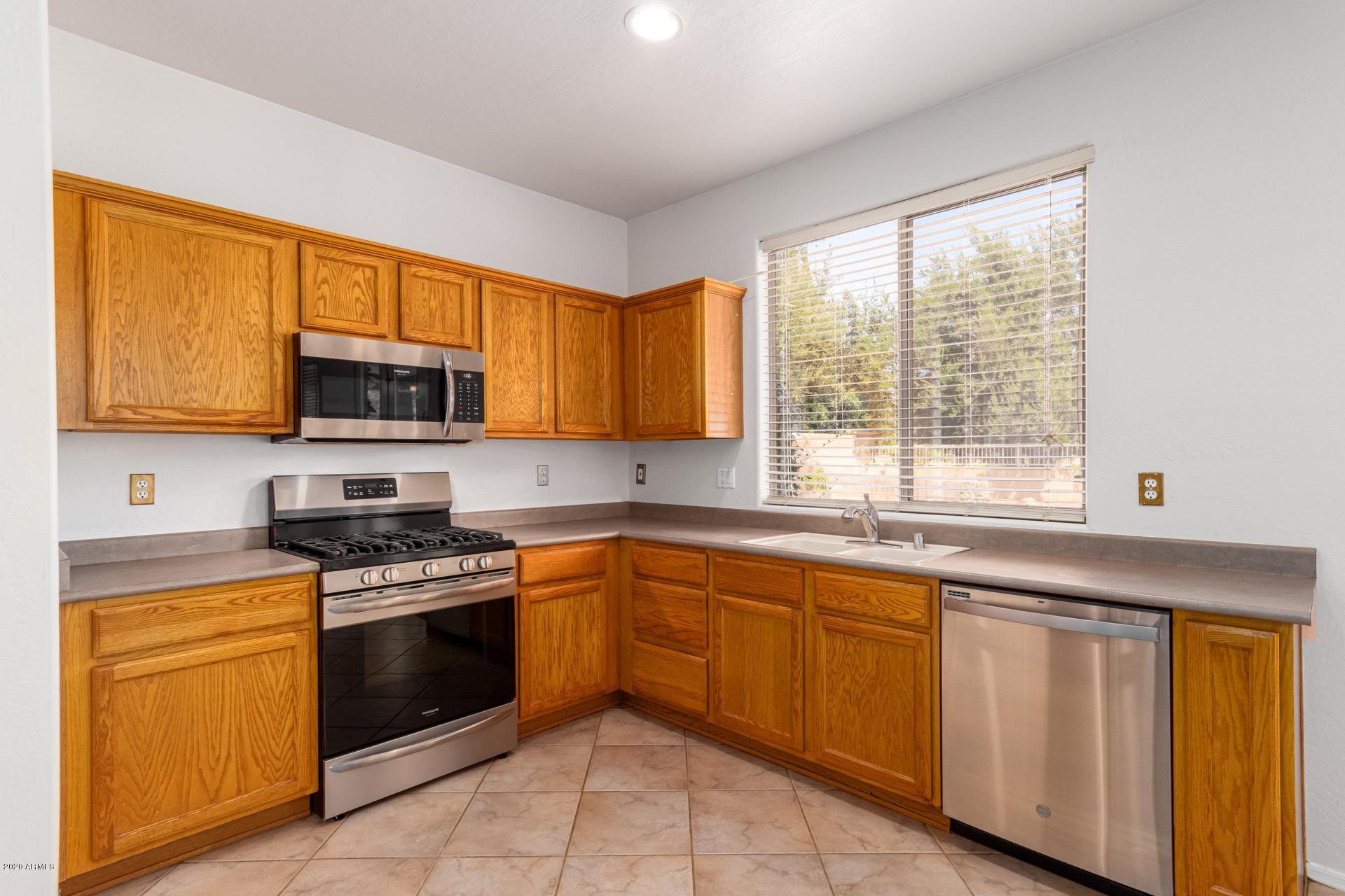 926 East Del Rio Street Gilbert, AZ 85295 - Photo 9 of 39 Kitchen
