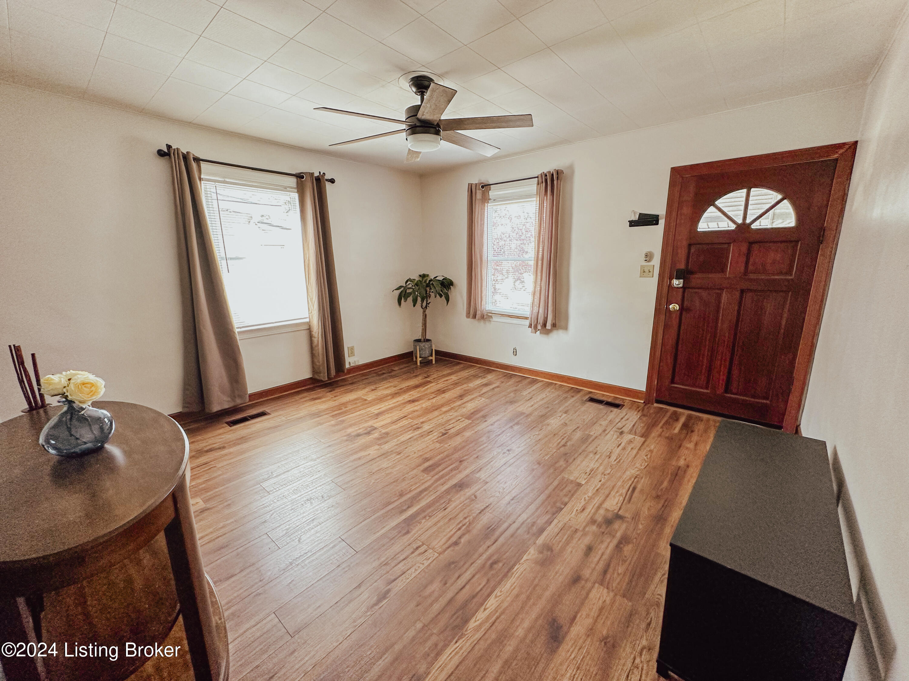 3030 University Road Louisville, KY 40206 - Photo 3 of 20 Living Room