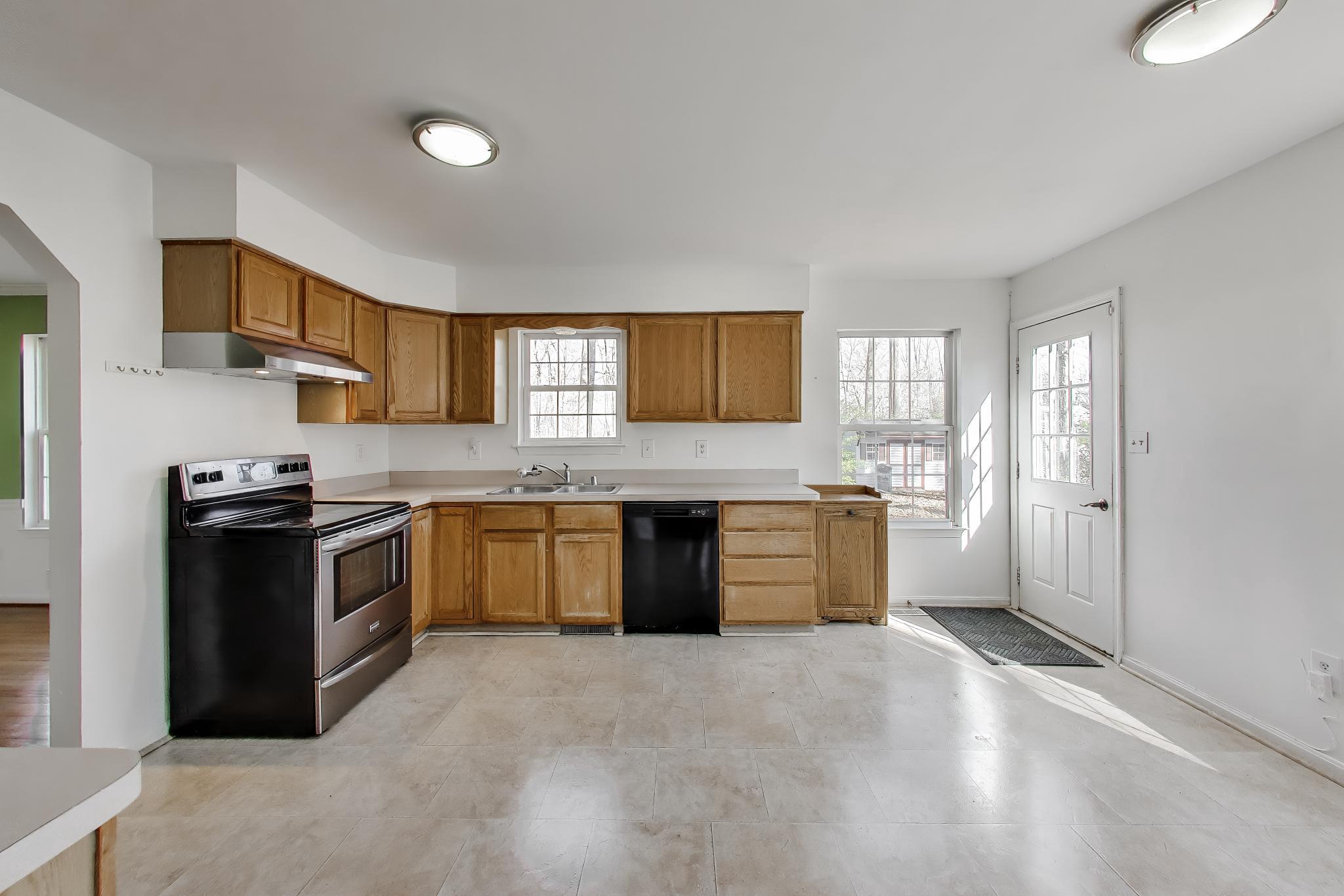 525 Stoakley Road Prince Frederick, MD 20678 - Photo 9 of 41 Spacious eat-in kitchen.
