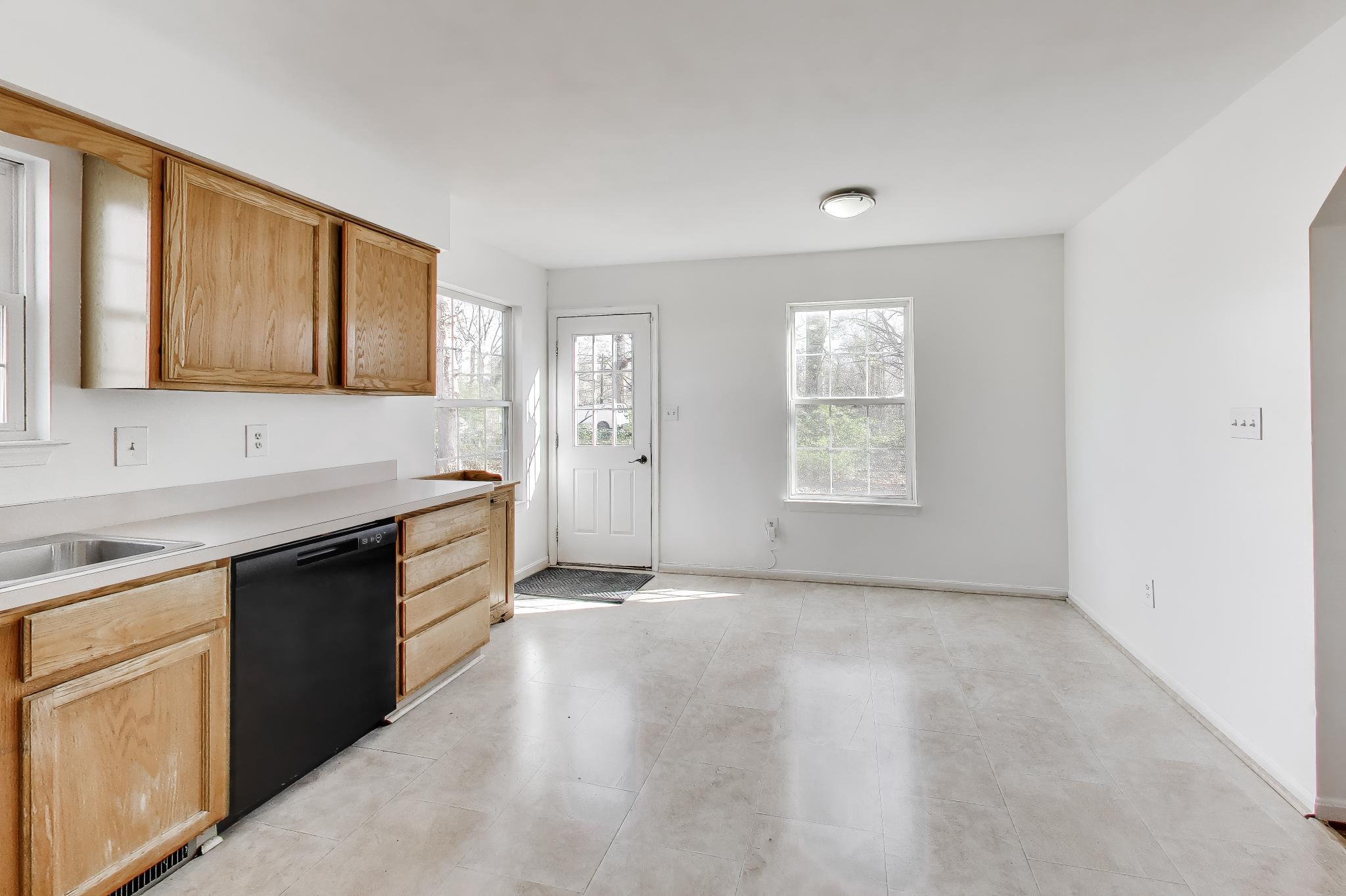 525 Stoakley Road Prince Frederick, MD 20678 - Photo 10 of 41 Spacious eat-in kitchen.