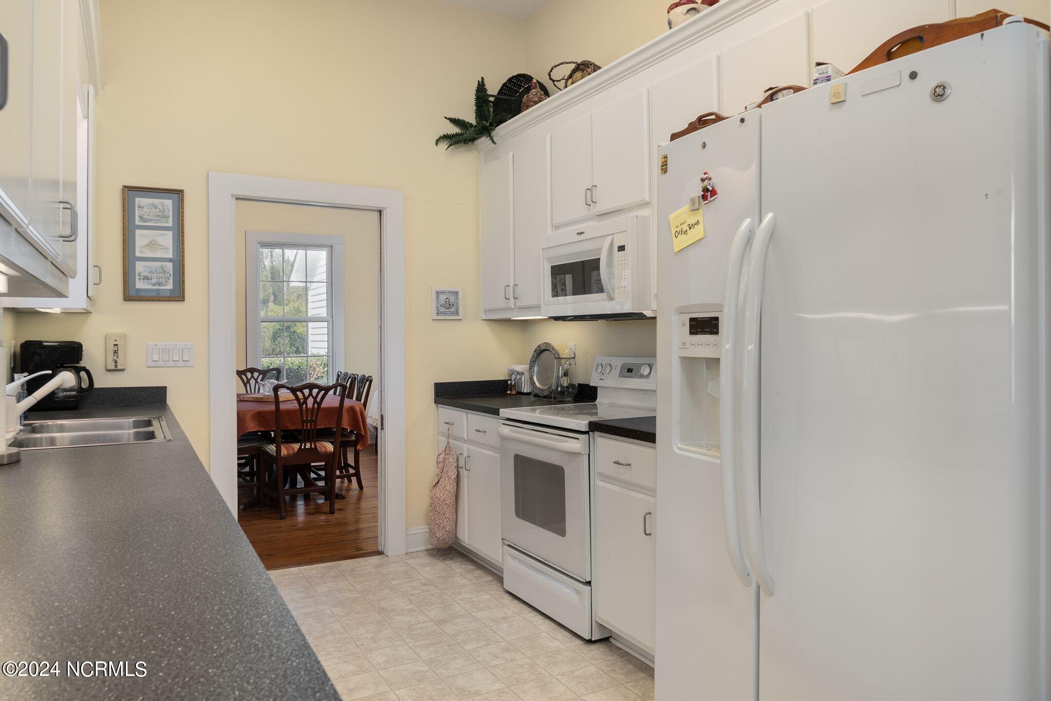 1015 Washington Post Road New Bern, NC 28562 - Photo 3 of 61 Kitchen