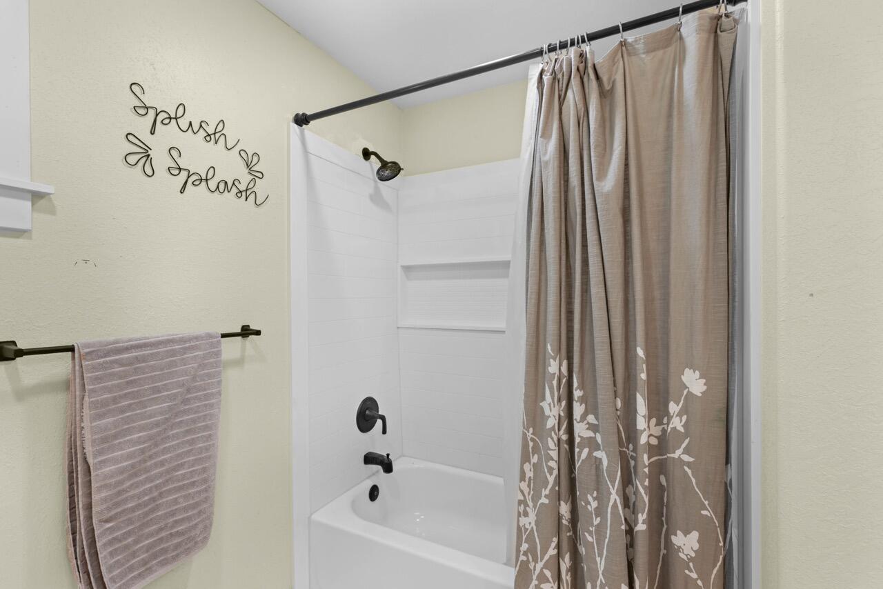 380 Greenleaf Drive Eagle Point, OR 97524 - Photo 29 of 31 a bathroom with a shower and a tub