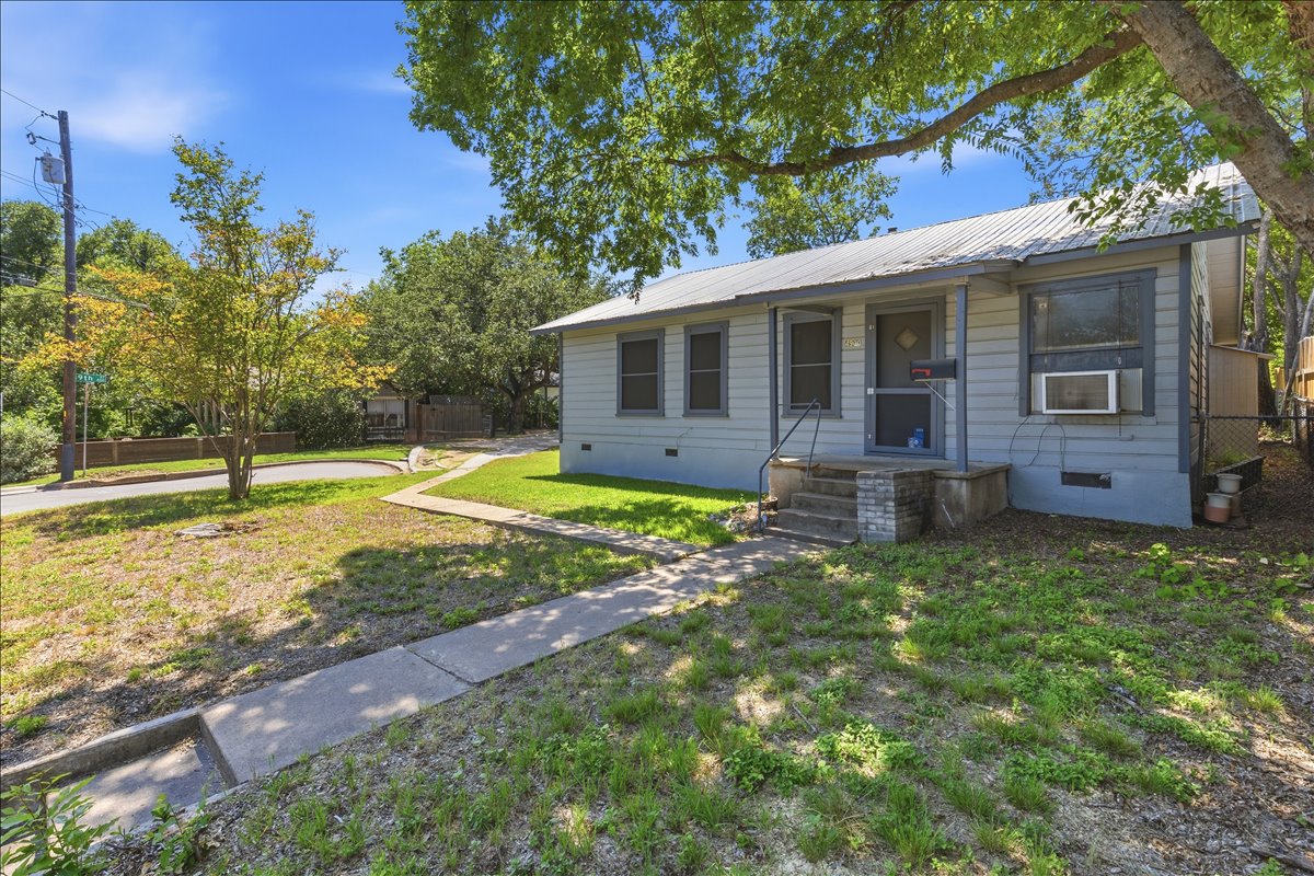 4900 Duval Street Austin, TX 78751 - Photo 4 of 25 Rare corner-lot opportunity in Central Austin’s 78751 with alley access and strong redevelopment potential. Existing 1953 home offers a flexible footprint and sits in a highly connected location near Hyde Park, North Loop, UT, and Downtown Austin.