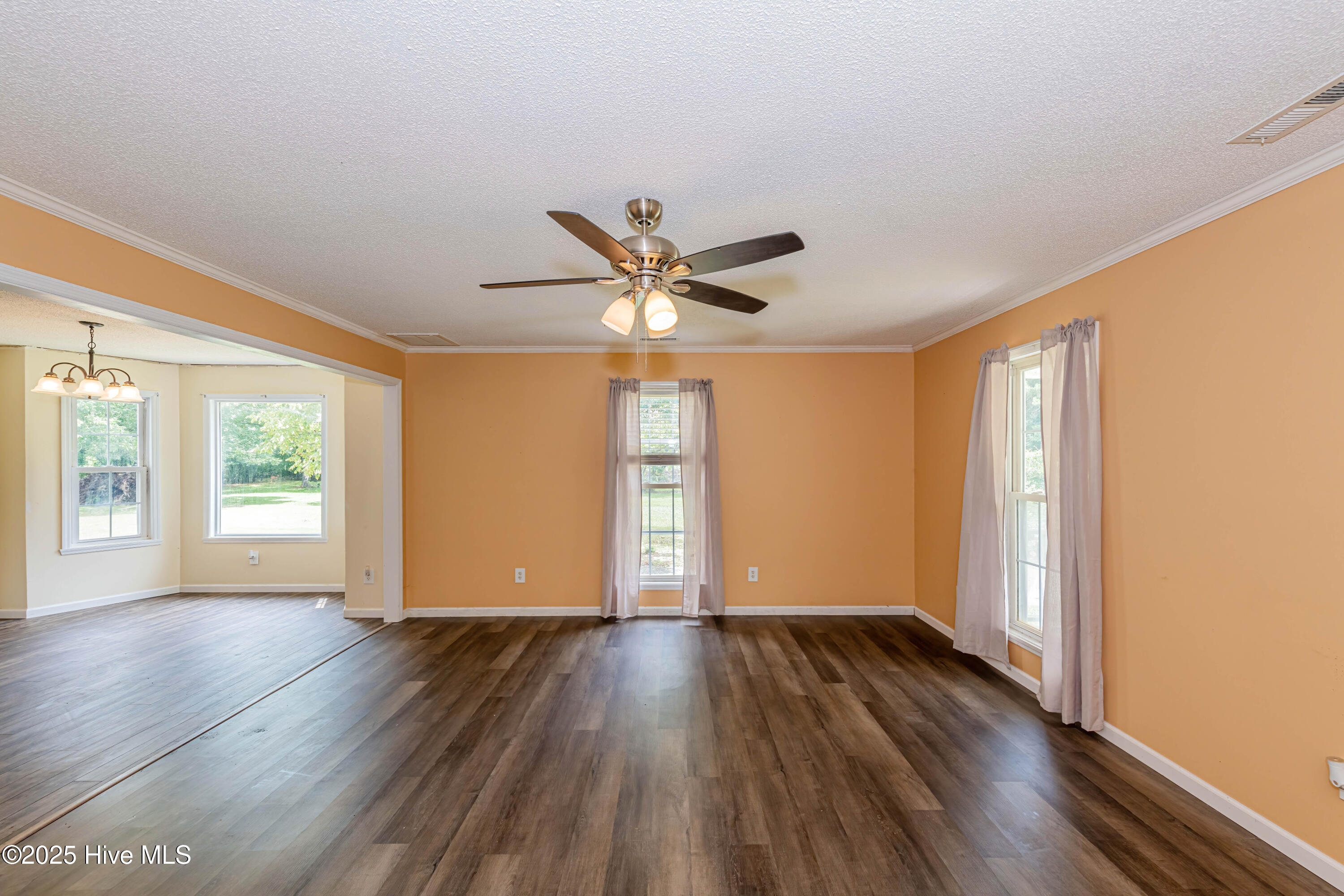 127 Rodney Lanier Road Chinquapin, NC 28521 - Photo 11 of 60 Living room