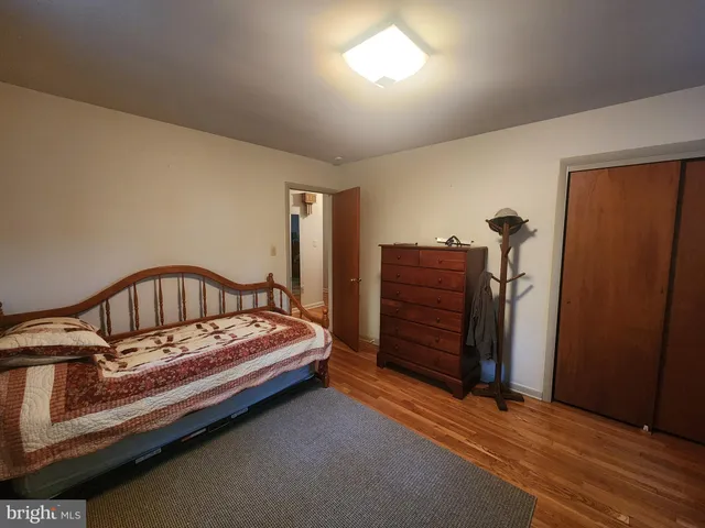 a view of livingroom with furniture