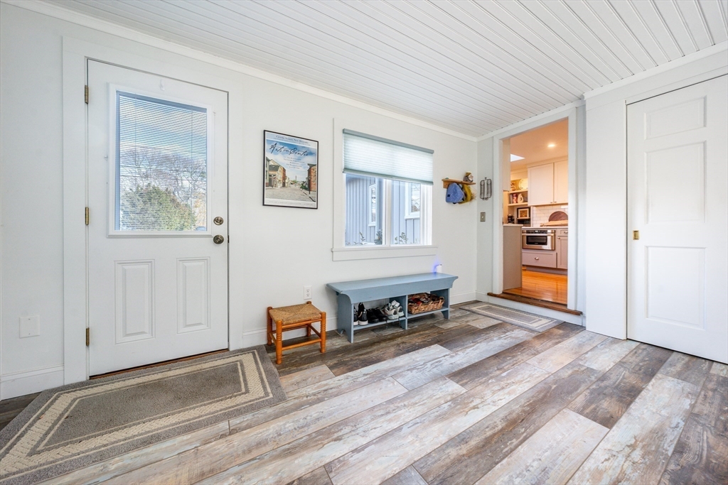 142 Chestnut Street Barnstable, MA 02601 - Photo 28 of 42 a living room with furniture and a window